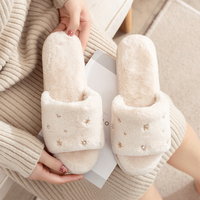 Claquettes en fourrure brodées personnalisées pour l'automne et l'hiver, pantoufles d'intérieur chaudes et antidérapantes en peluche pour femmes