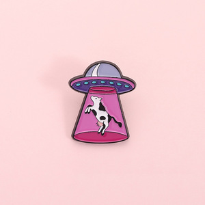 Broche de moda creativo y lindo con forma de OVNI y vaca de dibujos animados, de aleación de zinc fundida a presión y galvanizado, accesorio tipo insignia - Product Image 2