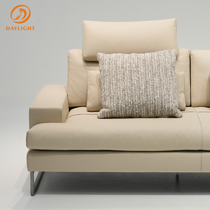 Sofá de Cuero Beige con Líneas Limpias, Base de Metal Plateado y Cojines Decorativos Tejidos, Comodidad Contemporánea para el Hogar y la Oficina - Product Image 5