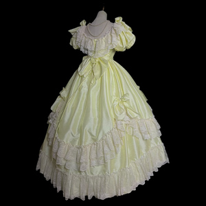 Robe de soirée de mariage vintage moderne, style princesse royale, en satin jaune, avec dentelle blanche, longueur au sol, col bateau, manches courtes, grand nœud - Product Image 2
