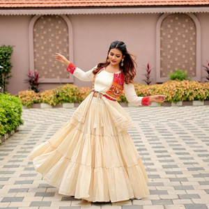Léhenga Choli spécial Navratri avec broderie Gamthi, en pur coton, richement orné de miroirs et de dentelle Sikka, longueur ras du sol, design traditionnel pour les fêtes - Product Image 1