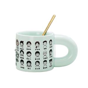 Taza de cerámica personalizada con retrato caricaturesco para regalo de graduación de jardín de infantes, taza individual con asa de color. - Product Image 5