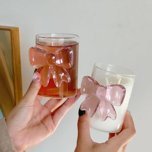 Copo de Vidro Rosa com Laço Fofo 11oz Transparente para Água, Café e Coquetéis – Atacado, Ideal para Presente de Casamento, Noivado e Festas para Mulheres - Product Image 1