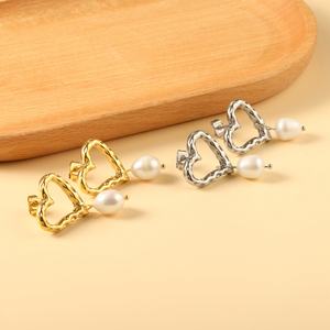 Pendientes de Perlas Ovaladas con Diseño de Corazón en Acero Inoxidable Chapado en Oro de 18k, Joyería de Moda Personalizada para Mujer - Product Image 6