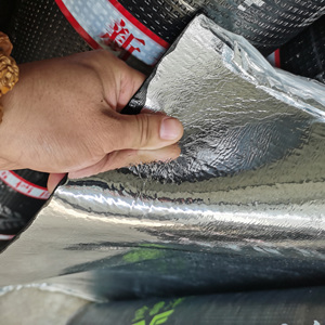 Membrane imperméable d'asphalte de bitume modifié par polymère auto-adhésif de 1.2mm 1.5mm 2.0mm pour la toiture en métal de toiture de feuille d'IBR - Product Image 5
