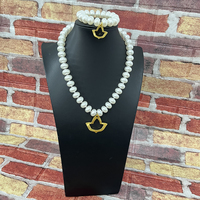 Bracelet-collier en perles plaqué or avec breloque en forme de lettre grecque « Alpha » et motif de lierre, idéal pour les sœurs de sororité et les soirées
