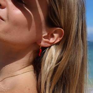 <span class=keywords><strong>Pendientes</strong></span> colgantes de <span class=keywords><strong>aro</strong></span> de tono dorado con forma de <span class=keywords><strong>mango</strong></span> recubierto de esmalte vibrante juguetón para vibraciones de verano - Product Image 4