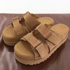 Nouvelles pantoufles d'été UGGS pour hommes et femmes, sandales décontractées d'extérieur, respirantes, à semelle épaisse, antidérapantes, à double couche - Product Image 3