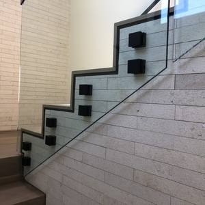 Y L le support d'entretoise de style le plus moderne garde-corps en verre noir trempé sans cadre - Product Image 1