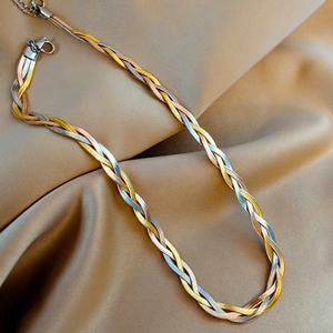 Collana a doppio strato placcata oro con motivo a spina di pesce, girocollo a catena a serpente impilabile da donna - Product Image 6