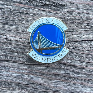 Broche d'insigne en acier et plastique de souvenir de basket-ball pour Lakers Warriors Bucks Nets Clippers-Décorations de cadeaux d'équipe - Product Image 1