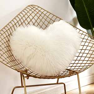 Housses grises Housse de coussin décorative en forme de coeur en fausse laine et fourrure Oreiller de décoration - Product Image 1
