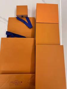 حقيبة كتف فاخرة للنساء موديل <span class=keywords><strong>2025</strong></span> من تصميم راقٍ، تأتي مع علبة هدايا - Product Image 3