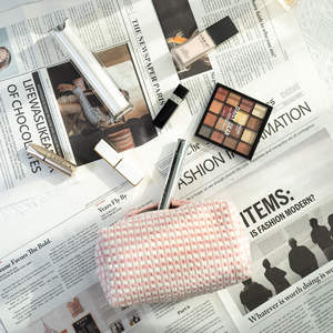 Bas quantité minimale de commande Durable chaud doux flou bonbons coloré femmes maquillage pochette lettre demoiselle d'honneur rose sac cosmétique pour fermeture éclair - Product Image 5