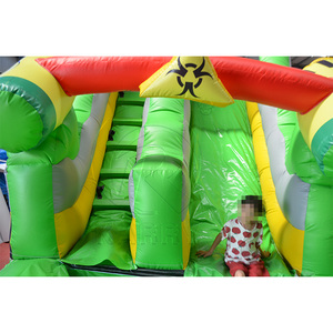 Grand toboggan aquatique gonflable sur le thème du risque biologique, style avertissement industriel, pour usage commercial extérieur et location en parc - Product Image 6