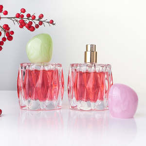 Flacon <span class=keywords><strong>de</strong></span> <span class=keywords><strong>parfum</strong></span> en verre rond transparent <span class=keywords><strong>de</strong></span> 50 ml avec embout vaporisateur à sertir <span class=keywords><strong>de</strong></span> 15 mm et capuchon en résine rose-vert, motif gaufré fantaisie - Product Image 1