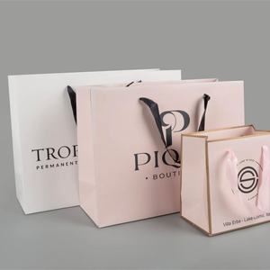 Embalaje de papel personalizado Bolsa de papel para compras Logotipo de impresión personalizado Bolsa de embalaje rosa y blanca, paquete delicado de 250GSM de bolsa con asa de cinta - Product Image 1