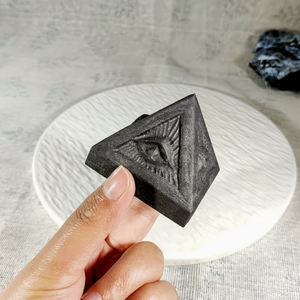 <span class=keywords><strong>Pyramide</strong></span> en <span class=keywords><strong>Shungite</strong></span> Naturelle Polie avec Gravure Œil Turc, <span class=keywords><strong>Pierre</strong></span> de Protection Artisanale pour Décoration de Bureau, Vente en Gros, Noir - Product Image 4