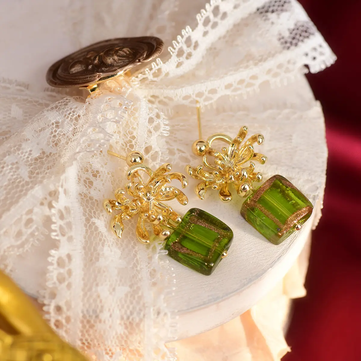 R327 Boucles d'oreilles chrysanthème vintage de style français avec style forestier doux et enchanteur, verre vert exquis, unique et personnel