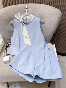 Completo Due Pezzi Personalizzato da Donna: Top Senza Maniche con Laccio al Collo e Pantaloncini Plissettati a Vita Alta per un Look Elegante e Casual da Vacanza - Product Image 1
