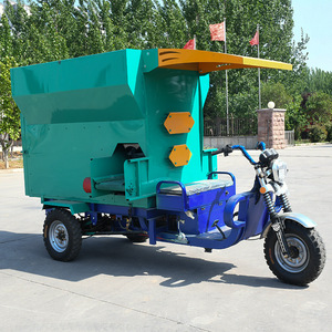 Camión alimentador eléctrico de tres ruedas, alimentador automático de alimentos húmedos y secos para ganadería, carrocería de acero azul - Product Image 1