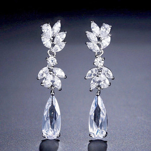 Orecchini Pendenti a Goccia Floreali per Donne, Gioielli Eleganti e di Tendenza - Product Image 1