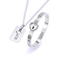 Ensemble de bijoux tendance pour couple, cadeau en acier inoxydable, bracelet à fermoir en forme de cœur d'amour, collier avec pendentif clé assorti