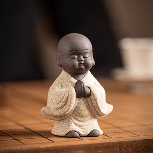 ของตกแต่งน่ารักๆ รูปพระสงฆ์จิ๋ว ทำจากดินเผาสีม่วงแบบจีน สำหรับโต๊ะน้ำชา ชุดน้ำชาคกฟู - Product Image 5