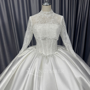 Robe de mariée Lscm111 moderne et élégante, blanche, à manches longues, avec appliques en dentelle, corset perlé, en satin, coupe princesse, avec traîne chapelle - Product Image 5