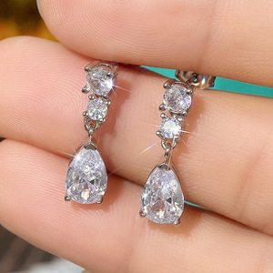 Eleganti Orecchini a Goccia Classici per Fidanzamento da Donna, Gioielli da Sera Nuziali in Rame con Pietre Scintillanti di Lusso Leggero - Product Image 6
