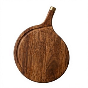 Planche à découper ronde en bois de manguier finition noyer avec rainure pour les jus et poignée en laiton - Product Image 1