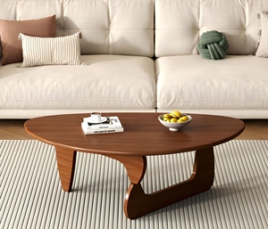 Table basse en cuir vintage avec plateau triangulaire en bois clair et base sculpturale, style Mid-Century Modern, pour décoration de salon - Product Image 1