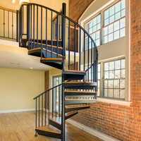 Escalier en colimaçon de luxe avec marches en bois et garde-corps en acier, design artistique pour intérieur