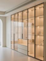 Armoire en verre haute brillance au design traditionnel avec portes en verre trempé Stockage de grande capacité pour appartements