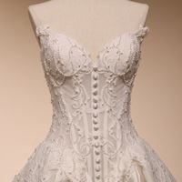 Robe de mariée avec encolure festonnée, corsage en dentelle transparente, fente avant, boutons perlés, traîne cathédrale, vente en gros, sur mesure