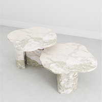 Table d'appoint en marbre blanc veiné vert Dream Home, plateau asymétrique en forme de nuage, base double incurvée, table d'appoint artistique minimaliste