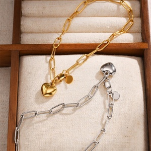 สร้อยข้อมือแฟชั่นประดับจี้รูปหัวใจชุบทองบนสแตนเลสสำหรับผู้หญิง - Product Image 4