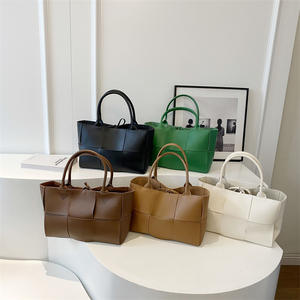 Sac à main femme tendance, imperméable, grande capacité, nouveau style minimaliste, sac à bandoulière, sac fourre-tout tissé pour tous les jours - Product Image 4