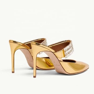 Sandalias de tacón alto tipo mule para mujer, con diamantes dorados brillantes, de charol, para verano, para exterior, con tacón de aguja, con logotipo personalizado, tipo pantuflas de vestir - Product Image 5