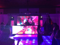 Pantalla LED portátil súper delgada para eventos en vivo Alquiler de cabina de DJ LED curva digital interactiva de video
