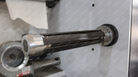 Machine de découpe et de rembobinage de papier adhésif haute vitesse avec tourelle pour lamination, découpe et feutrage