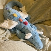 Peluche JellyC Dragon ailé bleu clair délicat, dragon en peluche doux avec pompons colorés