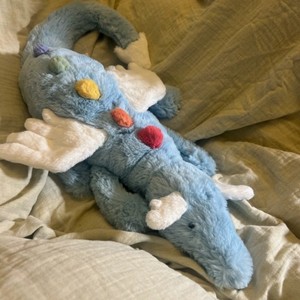 Peluche JellyC Dragon ailé bleu clair délicat, dragon en peluche doux avec pompons colorés - Product Image 1