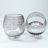 Handgefertigter Eiförmiger Lila Edo Kiriko Glas-Tumbler Handgeschnitzter Kristall-Wasserbecher mit Schildpatt-Chrysanthemen-Muster
