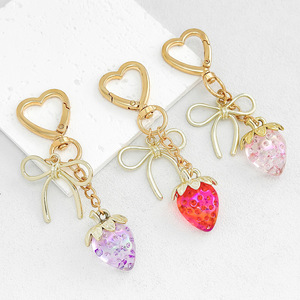 Lindo Llavero de Corazón con Lazo de Fresa, Colgante de Resina Brillante, Mini Broche de Langosta Dorado, Adorno para Bolso, Joyería de Moda para Mujer, Regalo de Cumpleaños - Product Image 1