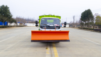 Camion balayeuse routière avec pelle à neige, réservoir d'eau de 1,5 m³ et bac à poussière de 4 m³, vente directe d'usine, véhicule de nettoyage de rue personnalisable