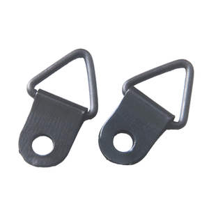 Gancio Triangolare a Foro Singolo in Ferro Ossidato Nero Resistente per Montaggio Telai, Sollevamento Aereo e Attrezzature Industriali - Product Image 1