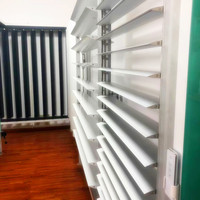 Lames de persiennes et volets extérieurs modernes en alliage d'aluminium, profilées verticalement, avec un design durable et écologique
