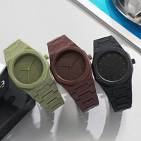 Montres sport à quartz pour hommes 2026 avec cadran en verre et bracelet en plastique – Vente en gros pour l'Asie du Sud-Est et le Moyen-Orient