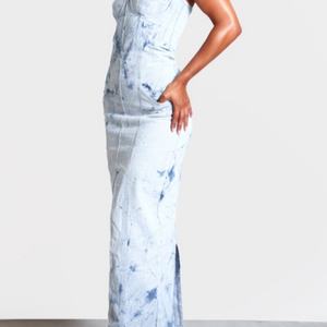 เดรสยีนส์แขนกุดคอปกแบบไม่มีปกสำหรับผู้หญิง คอลเลคชั่นใหม่ฤดูใบไม้ผลิ 2025 ทรงเข้ารูป ลายมัดย้อม ผ่าข้าง ยาว - Product Image 2